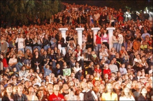 Люди на Певческом поле смотрят фейерверк, которым завершили спектакль ”Кармина Бурана”