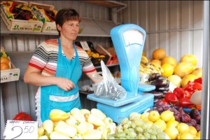 Кілограм винограду на столичному Лук’янівському ринку коштує 7,5 гривні. За 800 грамів продавець бере 6 гривень — на 5 копійок більше, ніж слід