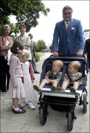 Молодший син королеви Паоли Лоран привіз на свято з нагоди її 70-річчя онуків-близнюків Аймеріка та Ніколаса. Як і їхні двоюрідні сестри Летиція-Марія та Луїза, вони мають герцогські титули