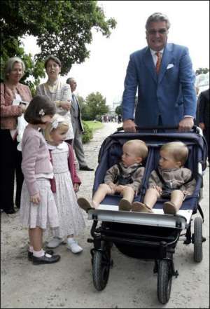 Младший сын королевы Паолы Лоран привез на праздник по случаю ее 70-летия внуков-близнецов Аймерика и Николаса. Как и их двоюродные сестры Летиция-Мария и Луиза, они имеют герцогские титулы