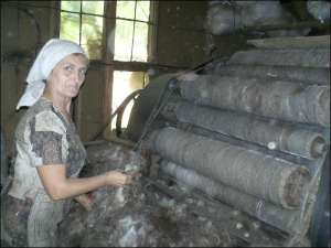 В селе Новоселица Тячевского района Закарпатья Анна Дерда чистит шерсть на станке 1859 года 