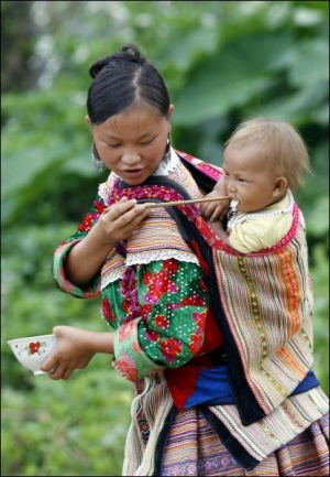 С малых лет дети хмонгов ездят со своими родителями на рынок Бак Ха — самый большой во Вьетнаме. Здесь единственное место работы для представителей этой азиатской народности