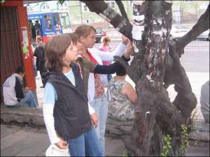 Около рынка ” Добробут” студенты Львовского университета Франко Оля Процик (крайняя справа) и 18-летняя Ирина Карпишин (посредине) с сестрой Марией ищут квартиру по объявлениям на так называемом квартирном дереве