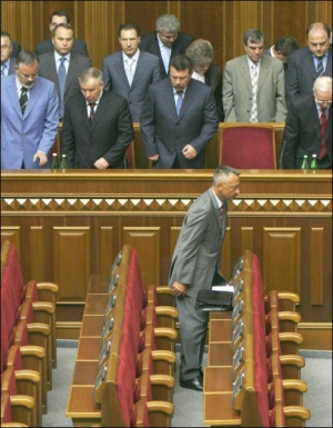 В прошлом ”нашеукраинец” Сергей Головатый и члены Кабмина вчера в Верховной Раде во время исполнения Гимна Украины