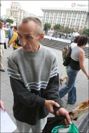 Костянтин Стасюк на майдані Незалежності у Києві. Він їсть чотири рази на тиждень, але постійно п’є чай і горілку. Каже, що горілка — енергетичний продукт