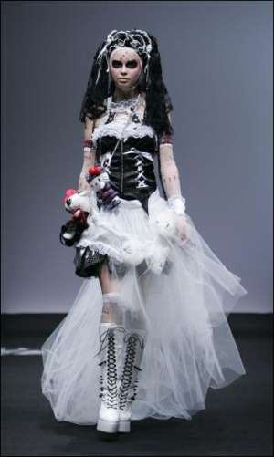 Модель демонстрирует наряд японского модельера Наото Хирооки. Его вещи носят Эмми Ли из группы ”Эванесенс” и жена премьера Японии Акие Абе