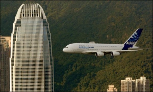 Самый большой в мире пассажирский самолет А380 пролетел между башнями Международного финансового центра в Гонконге — наивысшего здания на планете