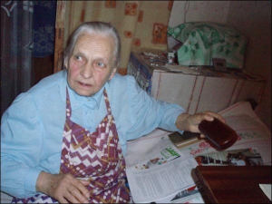 Пенсионерка Любовь Бугаева скрывается от родни в однокомнатной квартире знакомого учителя в Чернигове. Боится, что дочь с внучкой ее опять будут бить