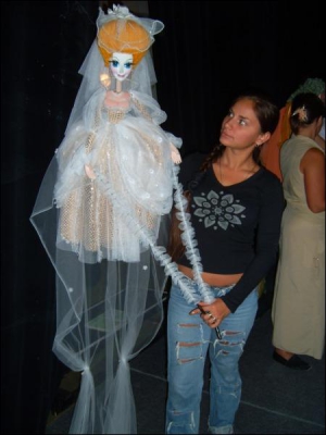 Актриса Полтавського театру ляльок Карина Алієва тримає ляльку-принцесу з вистави ”Русалонька”. Щоп’ятниці в театр приїздять організовані групи школярів. У суботу й неділю приходять звичайні глядачі