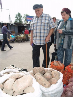 Пенсионеры Кравцовы из села Вороновица Винницкого района приехали на привокзальный базар в Виннице, чтобы прицениться к картофелю. Решили не ждать конца месяца, а брать уже. Оптовая цена тут за килограмм — 1,6 гривны. На центральном рынке картофель на 10 