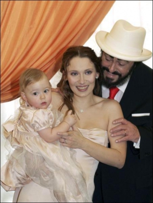 Свадебная фотография Лучано Паваротти, декабря 2003 года, сделанная в театре итальянского города Модена, где устроили банкет. Жена тенора Николетта держит их 11-месячную дочку Аличе. Они обе в платьях от Армани