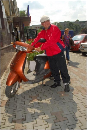 Стефан Козак на дачу ездит на скутере ”Хонда”. Но внутрь дома не заходит — он напоминает мужчине погибшую семью