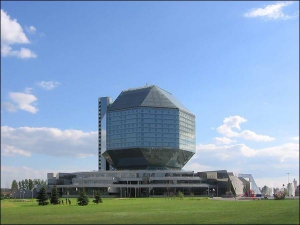 Національна бібліотека Білорусі в Мінську — це ромбокубооктаедр заввишки 72,6 метра. 20-поверхова споруда важить 115 тисяч тон, не враховуючи вагу книжок. Цю бібліотеку називають однією з найбільших у світі