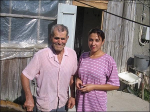 Куршут Белялов с внучкой Эльзарой возле своего дома в Бахчисарае