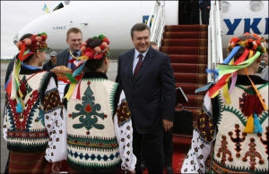 Прилетев в аэропорт Ивано-Франковска, премьер-министр Виктор Янукович сразу поехал микроавтобусом в Калуша