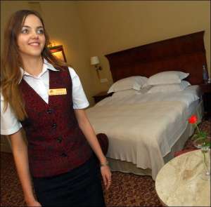 Менеджер готелю ”Леополіс” Наталія Дацько в покої ”напівлюксу”. Доба в цьому номері обійдеться в 150 євро