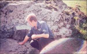 48-летний Александр Василенко из Умани пытается вылечить на камне из села Коржовый Кут простуженные на строительстве руки. Недавно обнаруженный след на камни верующие сравнивают со стопой Божьей Матери в Почаевской Лавре