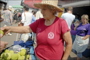 Пенсионерка продает маклюры на рынке возле метро Лукьяновская. Плоды привозит из Крыма. Чаще всего пупырчатые яблоки у нее покупают, чтобы лечить зубную боль