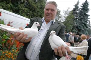На ярмарку в столичный эколого-натуралистический центр Николай Овчаренко привез спортивных голубей. Покупателям советует брать их парами.