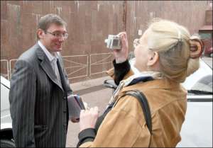Після вчорашньої прес-конференції в Українському домі Юрія Луценка на вулиці фотографували прихильники