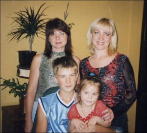 Киевлянка Алла Цапко (слева) с родной сестрой Ириной Мартынюк, племянницей Лолитой и сыном своих знакомых 7 сентября 2004 года. Тогда семья Цапко праздновала 14-летие сына Саши