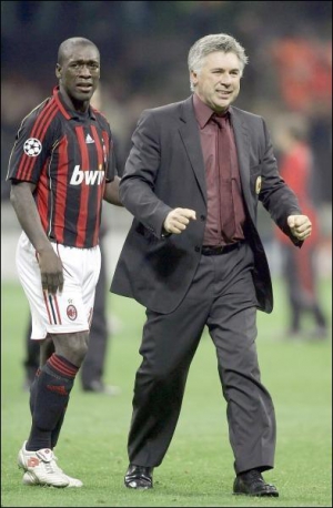 Карло Анчелотти (справа) говорит, что ”Милану” нужно будет выложиться вполную, чтобы обыграть ”Шахтер”