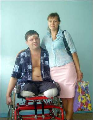 Строитель Евгений Люлев вместе с женой Татьяной в больнице райцентра Богуслав Киевской области. Супруги надеются, что родственники и знакомые помогут купить протезы мужчине