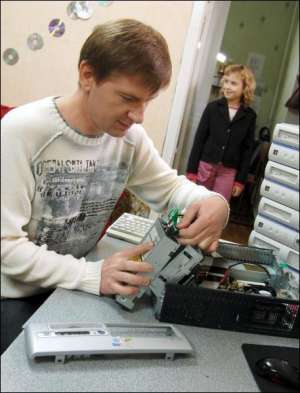 Вячеслав Музыка проверяет комплектацию фирменного системного блока американской компании ”Хьюлетт-Паккард”. Планирует продать его за 1100 гривен