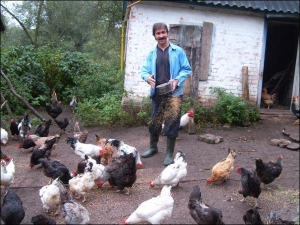 Иван Цилуйко еще не зарубил ни одной курицы. Мужчина говорит, что это очень умная и интересная птица. Все его куры умирают своей смертью