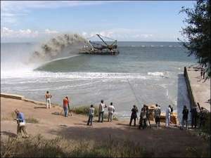 Грузовой корабль голландской компании ”Ван Оорд” пополняет песком один из одесских пляжей. За 30 лет их почти полностью смыли штормы