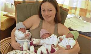 25-летняя британка Мэй Кристина Эстли с тройней младенцев в больнице. Медики до сих пор не понимают, как ее яйцеклетка разделилась на три части. Такое бывает раз на 200 миллионов случаев