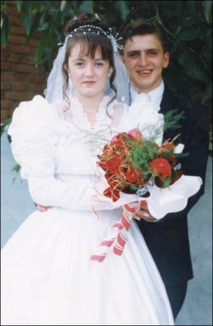 Олег Коник із дружиною Мариною на власному весіллі 1997 року. Кажуть, він дуже кохав дружину й жив лише для неї. У подружжя залишився 9-річний син Владислав