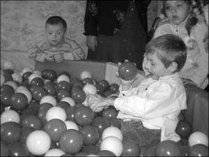 В Ладыжинском реабилитационном центре дети играют с шариками в сухом бассейне. Такие занятия развивают у больных координацию движений.