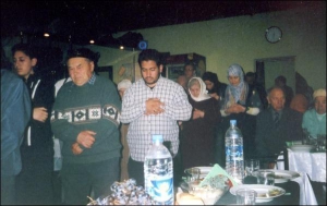 На ифтар — разговение в ночь священного месяца Рамадан — львовские мусульмане собираются в кафе ”чардаш” на ул. Широкой. Ближайшая мечеть — в Киеве