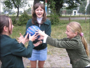 На шкільній перерві Людмила Шуляк (посередині) навчає своїх подруг Тетяну Рейкіну (праворуч) та Аліну Джам жонглювати волейбольним м’ячем