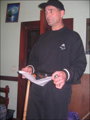 Свідок бійки у Львівській колонії №48 Олександр Бзюк тримає листа від сестри Андрія Запотічного. Жінка пише, що її брат після побоїв у колонії помер