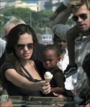 Анжелина Джоли и Бред Питт покупают мороженое приемной дочке Захаре Марли в Мумбаи, Индия. Ноябрь 2006 года