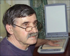 Поэт Василий Голобородько работает за компьютером