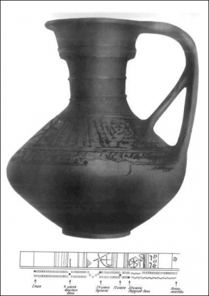 Глек, знайдений 1899-го в могильнику неподалік села Черняхів, нині Кагарлицького району Київської області, понад півтори тисячі років тому слугував не лише посудом, а й календарем. На нього нанесено візерунок у два ряди. Зображення розшифрував академік Бо