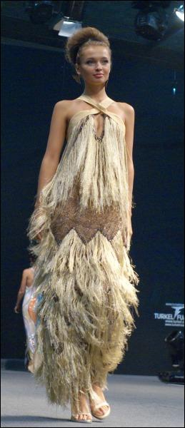 В женской коллекции ”Весна – лето-2008” турецкого дизайнера Эртана Кайиткена модели дефилировали в пышных, ”мохнатых” вечерних платьях. Одежда дизайнера продается в магазинах Стамбула