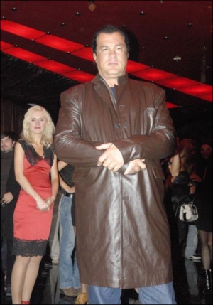 Американский актер Стивен Сигал рассматривает моделей из киевских агентств в столичном клубе ”Барский”