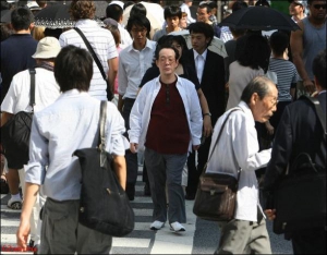 Іссеї Сегава (в центрі) гуляє столицею Японії Токіо. 14 вересня минуло 22 роки, як канібала випустили з психіатричної лікарні. Японці досі бояться його, хоч чоловік нікого не їв із 1981 року