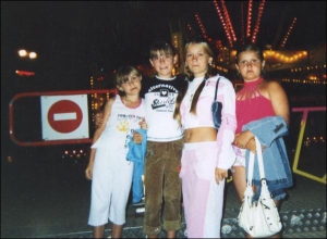 Зліва направо: Марина Асаул, Неля й Аліна Лавренки, Оксана Асаул. Дівчата були подружками, завжди гралися разом. Минулого року родини Асаулів і Лавренків відпочивали разом у смт Кирилівка Запорізької області на узбережжі Азовського моря. Тепер у родинах з