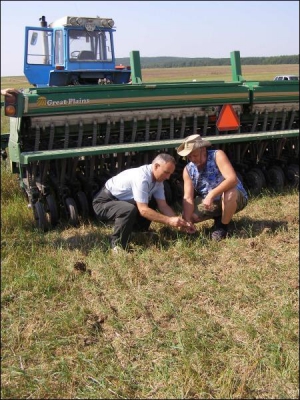 Голова асоціації фермерів Рівненської області Дмитро Українець (ліворуч) з Олександром Бескідом на полі, де вирощують зернові без оранки