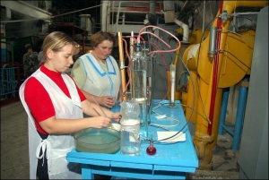 Работницы выпарной станции контролируют концентрацию свекольного сока перед выпариванием сахара на заводе в селе Ясенивке Золочивского района Львовской области