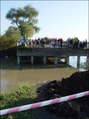 Разрушен мост между селами Большие и Малые Дидушичи Стрыйского района Львовской области. В Малые Дидушичи теперь ехать 50 км объездной дорогой. Напрямик через мост — 6 км.