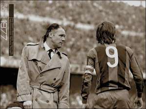 Тренер ”Барселоны” Ринус Михелс (слева) дает указания капитану команды Йохану Кройффу. 1977 год