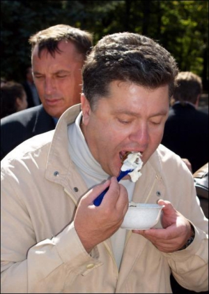 На празднике Дня Винницы председатель Совета Национального банка Петр Порошенко ест белорусское блюдо из картофеля — драники. Порошенко на вопросы журналистов не отвечал. Между тем съел всю порцию