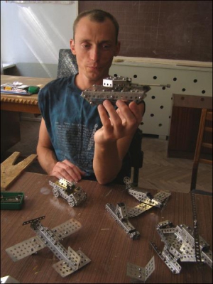 Преподаватель кружка технического моделирования Ровенской школы №2 Руслан Загурский показывает игрушечный танк. Мужчина собрал его из конструктора, сделанного из банки-жестянки