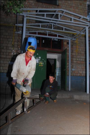 Робітники з підприємства ”Кронос” установлюють каркас для нового піддашшя